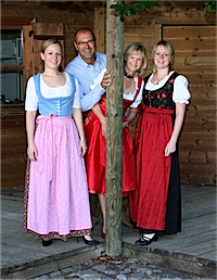 Dirndl vor Haus